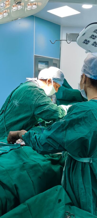 Laser fissure treatment by Dr. Neha Mutha, Fissure Specialist in Pune using advanced minimally invasive laser surgery.